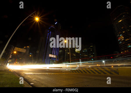 Direkt am Meer-Allee in der Nacht in Panama-Stadt mit Langzeitbelichtung. Panama, 2014. Stockfoto