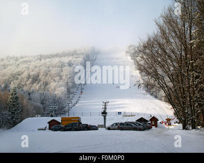 Skipiste im Winter Skifahrer. Berges Jaworzyna. Krynica-Zdrój, Polen Stockfoto