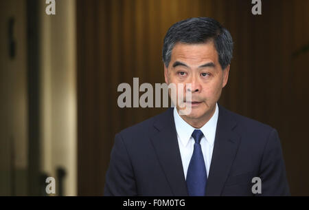 Hong Kong, China. 18. August 2015. CY-Leung, Hauptgeschäftsführer von Hong Kong Special Administrative Region, spricht während einer Pressekonferenz in Hong Kong, Süd-China, 18. August 2015. Leung ausgedrückt sein Beileid für Menschen, die starben bei einer Explosion, Bangkok, und wünschte den verletzten eine baldige Genesung. Vier chinesische Staatsbürger, darunter zwei Hong Kong Frauen wurden Montag Abend in Bangkok Explosion getötet. Bildnachweis: Lui Siu Wai/Xinhua/Alamy Live-Nachrichten Stockfoto