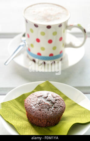 Schokolade Cupcake mit Puderzucker auf Papierserviette gekrönt Stockfoto