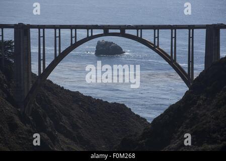 Los Angeles, Kalifornien, USA. 15. August 2015. Bixby Creek Bridge, auch bekannt als Bixby Bridge, ist eine Stahlbeton-Open-Spandrel Bogenbrücke in Big Sur, Kalifornien. Die Brücke befindet sich 120 Meilen (190 km) südlich von San Francisco und 13 Meilen (21 Kilometer) südlich von Carmel in Monterey County entlang State Route 1. Vor der Eröffnung der Brücke im Jahr 1932 wurden Bewohner der Big Sur Gegend praktisch im Winter aufgrund der oft unpassierbar alte Küstenstraße abgeschnitten, die 11 Meilen (18 km) im Landesinneren geführt. © Ringo Chiu/ZUMA Draht/Alamy Live-Nachrichten Stockfoto