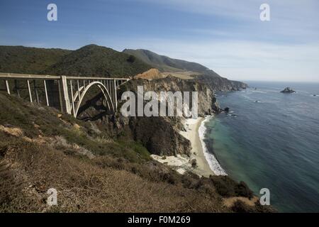 Los Angeles, Kalifornien, USA. 15. August 2015. Bixby Creek Bridge, auch bekannt als Bixby Bridge, ist eine Stahlbeton-Open-Spandrel Bogenbrücke in Big Sur, Kalifornien. Die Brücke befindet sich 120 Meilen (190 km) südlich von San Francisco und 13 Meilen (21 Kilometer) südlich von Carmel in Monterey County entlang State Route 1. Vor der Eröffnung der Brücke im Jahr 1932 wurden Bewohner der Big Sur Gegend praktisch im Winter aufgrund der oft unpassierbar alte Küstenstraße abgeschnitten, die 11 Meilen (18 km) im Landesinneren geführt. © Ringo Chiu/ZUMA Draht/Alamy Live-Nachrichten Stockfoto