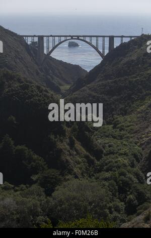 Los Angeles, Kalifornien, USA. 15. August 2015. Bixby Creek Bridge, auch bekannt als Bixby Bridge, ist eine Stahlbeton-Open-Spandrel Bogenbrücke in Big Sur, Kalifornien. Die Brücke befindet sich 120 Meilen (190 km) südlich von San Francisco und 13 Meilen (21 Kilometer) südlich von Carmel in Monterey County entlang State Route 1. Vor der Eröffnung der Brücke im Jahr 1932 wurden Bewohner der Big Sur Gegend praktisch im Winter aufgrund der oft unpassierbar alte Küstenstraße abgeschnitten, die 11 Meilen (18 km) im Landesinneren geführt. © Ringo Chiu/ZUMA Draht/Alamy Live-Nachrichten Stockfoto