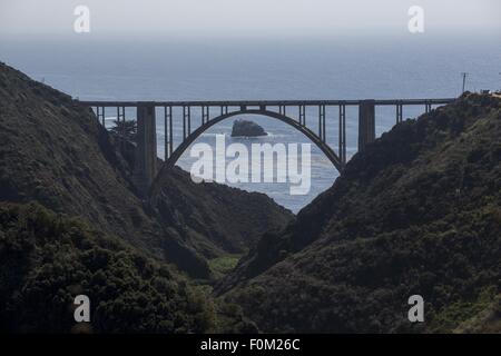 Los Angeles, Kalifornien, USA. 15. August 2015. Bixby Creek Bridge, auch bekannt als Bixby Bridge, ist eine Stahlbeton-Open-Spandrel Bogenbrücke in Big Sur, Kalifornien. Die Brücke befindet sich 120 Meilen (190 km) südlich von San Francisco und 13 Meilen (21 Kilometer) südlich von Carmel in Monterey County entlang State Route 1. Vor der Eröffnung der Brücke im Jahr 1932 wurden Bewohner der Big Sur Gegend praktisch im Winter aufgrund der oft unpassierbar alte Küstenstraße abgeschnitten, die 11 Meilen (18 km) im Landesinneren geführt. © Ringo Chiu/ZUMA Draht/Alamy Live-Nachrichten Stockfoto