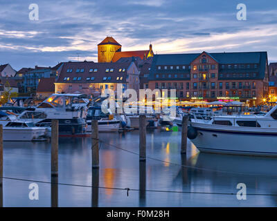 Hafen Sie mit der Kirche des Heiligen Georg, Waren eine der Müritz, Mecklenburg Western Pomerania, Deutschland Stockfoto