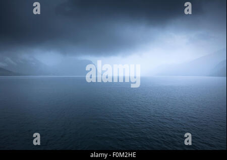 Nebel über einem Fjord in Norwegen Stockfoto