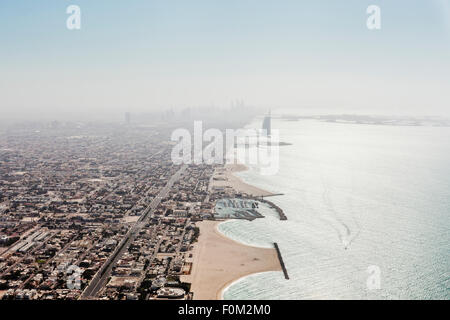 Küste mit Burj Al Arab, Dubai Marina und Palm Island, Dubai, Vereinigte Arabische Emirate Stockfoto