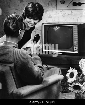 Sendung, Fernsehen, Paar mit Fernsehgerät 'FE 20' von Telefunken, 50er Jahre, Zusatzrechte-Clearences-nicht vorhanden Stockfoto