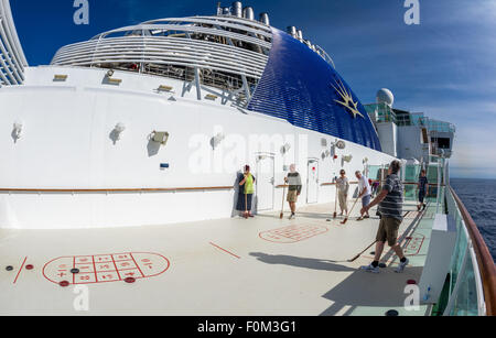 Passagiere an Bord des Kreuzfahrtschiffes P & O Shuffleboard spielen Schiff Azura. Stockfoto