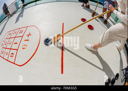 Passagiere an Bord des Kreuzfahrtschiffes P & O Shuffleboard spielen Schiff Azura. Stockfoto