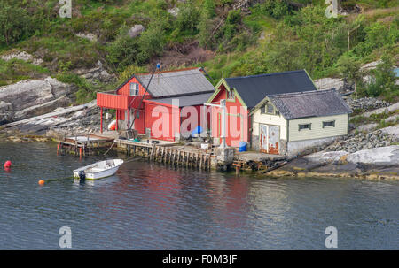 Holzvertäfelte Gebäude entlang der Fjorde führt nach Bergen in Norwegen. Stockfoto