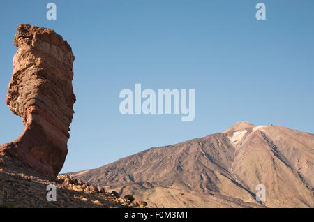 Teide in der wunderschönen Landschaft des Nationalparks - Teneriffa mit dem berühmten Felsen, Cinchado in der Szene. Stockfoto