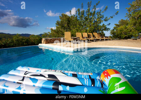 Luftmatratze schwimmt auf einen Pool auf Ibiza Stockfoto