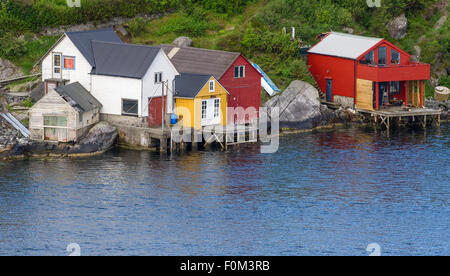 Holzvertäfelte Gebäude entlang der Fjorde führt nach Bergen in Norwegen. Stockfoto