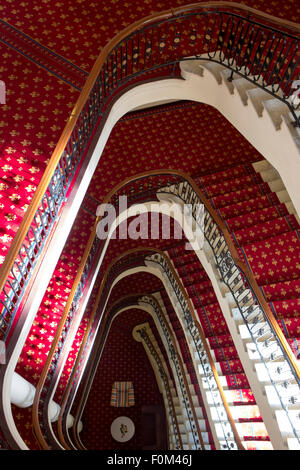 Massive rote alte klassische Treppe sehen von oben in Bilbao Hotel mit Blick auf die gemütliche Lobby, Spanien. Stockfoto