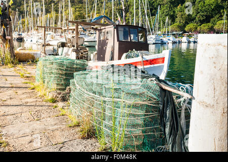 Angeln-Gatter auf dem Pier in der Hintergrund-Fischerboot Stockfoto