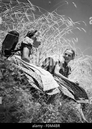 Personen, Kinder, Gruppen / Geschwister - Mädchen, zwei Mädchen mit Umhängetasche am Feldrand, 1930er Jahre, Zusatz-Rechte-Clearences-nicht vorhanden Stockfoto