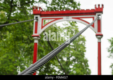 Retro-Style Brücke im Regen, selektiven Fokus auf Stahlseilen bundle Stockfoto