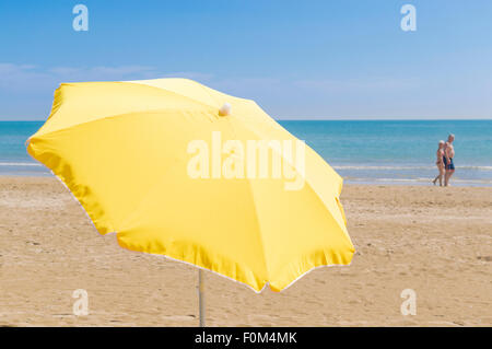 Sonnenschirm am Strand, mit Meer und Himmel im Hintergrund Stockfoto