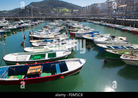 Kleine Boote im Hafen von Lekeitio mit blauem Himmel, Bizkaia, Baskenland, Spanien Stockfoto