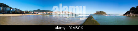 Panoramablick über den Strand Lekeitio mit klaren, blauen Himmel, Vizcaya, Baskisches Land, Spanien Stockfoto