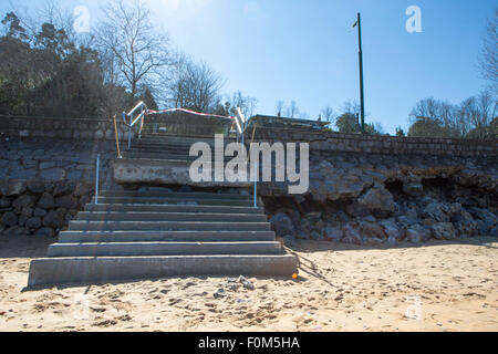 Architektur am Eingang zum Strand Lekeitio, im Baskenland, Spanien im Jahr 2014 nach Christine Storm beschädigt. Stockfoto