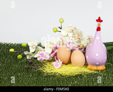 Eiern mit Huhn und bunte Blumen Stockfoto