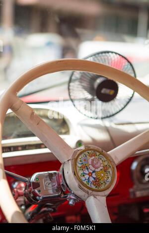 Detail des Lenkrads eine n amerikanischen Oldtimers genommen in der Straße von Barcelona in Spanien. Stockfoto
