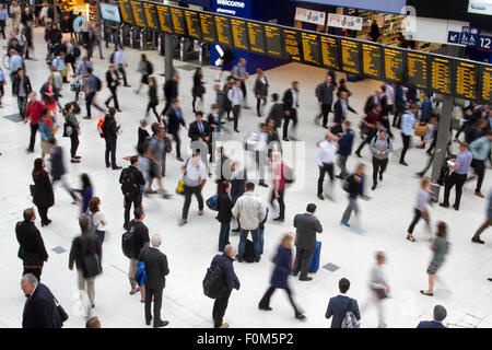 Waterloo, London, UK. 18. August 2015. Waterloo Station ist mit Pendler während der morgendlichen Rushhour beschäftigt, wie das Department of Transport Bahn Fahrpreise gestiegen dreimal schneller als die Löhne im Vereinigten Königreich Kredit offenbart hat: Amer Ghazzal/Alamy Live-Nachrichten Stockfoto