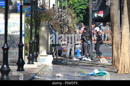 Bangkok, Thailand. 18. August 2015. EOD-Offizier und Bewährungshelfer für Beweise zu überprüfen. Die Explosion ereignete sich Erawan-Schrein an der Ratchaprasong. © Vichan Poti/Pacific Press/Alamy Live-Nachrichten Stockfoto