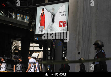 Bangkok, Thailand. 18. August 2015. Die Schäden durch die Explosion Scherben auf der Straße. Ratchadamri Road im Distrikt Pathum Wan. © Vichan Poti/Pacific Press/Alamy Live-Nachrichten Stockfoto