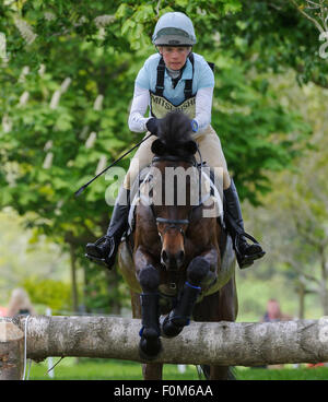 Izzy Taylor und THISTLEDOWN POPOWSKI - Kreuz Land Phase - Mitsubishi Motors Badminton Horse Trials, Badminton House, Samstag, 9. Mai 2015. Stockfoto