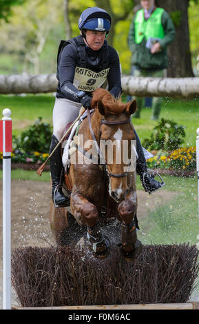 Pippa Funnell, NEU GESTALTET - cross country Phase - Mitsubishi Motors Badminton Horse Trials, Badminton House, Samstag, 9. Mai 2015. Stockfoto