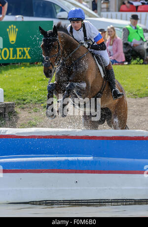 Francis Whittington und übereilte IMP - cross Country Phase - Mitsubishi Motors Badminton Horse Trials, Badminton House, Samstag, 9. Mai 2015. Stockfoto