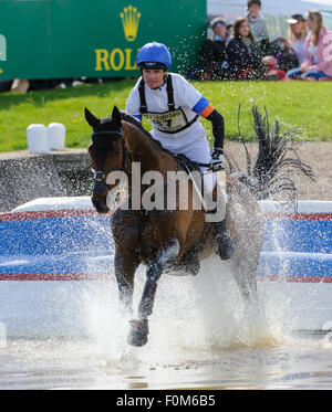 Francis Whittington und übereilte IMP - cross Country Phase - Mitsubishi Motors Badminton Horse Trials, Badminton House, Samstag, 9. Mai 2015. Stockfoto