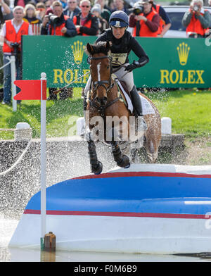 Pippa Funnell und zweiten SUPREME - cross Country Phase - Mitsubishi Motors Badminton Horse Trials, Badminton House, Samstag, 9. Mai 2015. Stockfoto