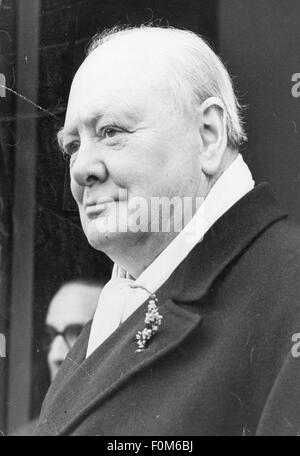 Churchill, Winston, 30.11.1874 - 24.1.1965, britischer Politiker (Cons.), Führer der Opposition 26.7.1945 - 26.10.1951, Porträt, nach Bekanntgabe der Wahlergebnisse, Woodford Green, Essex, 25.10.1951, Stockfoto