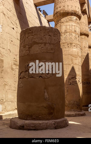 eine vertikale Ansicht von einigen Säulen der großen Säulenhalle der Tempel von Karnak, Luxor (Ägypten) Stockfoto