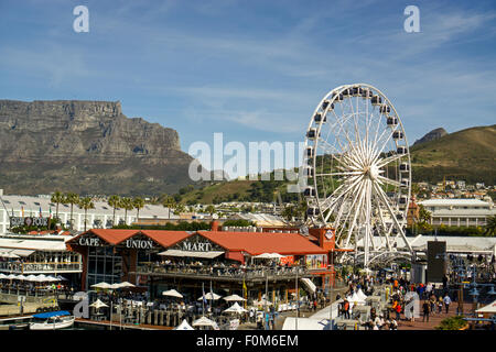 Tafelberg blickt herab auf die V & A Waterfront. Cape Town, South Africa - 2. August 2015 Stockfoto