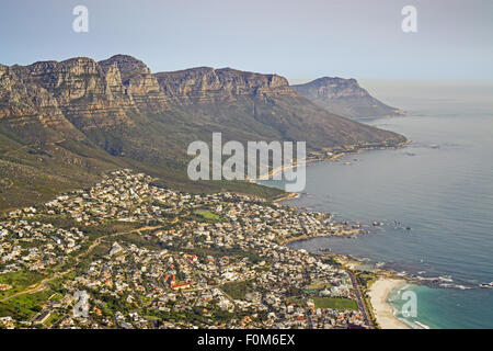 Löwenkopf, Kapstadt - 11. August 2015. Ein Blick auf Camps Bay und den Tafelberg von der Spitze der Löwenkopf, Kapstadt. Stockfoto