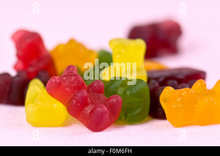 Bären-Gelee (auch genannt Gummibärchen oder Gummibärchen) auf rosa Hintergrund Stockfoto