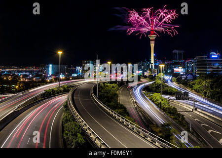 Ein Feuerwerk am Sky Tower von Auckland zur Feier des chinesischen Neujahrs Stockfoto