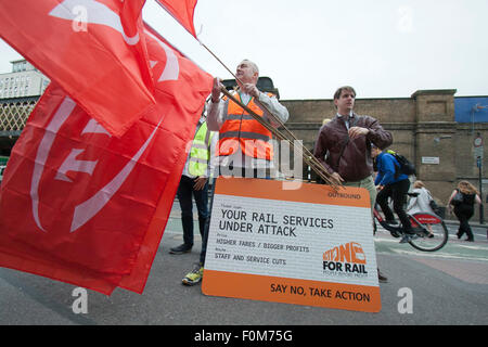 Waterloo-London, UK. 18. August 2015. Mitglieder der Union RMT inszeniert einen Protest vor dem Bahnhof Waterloo während der anstrengenden Vormittag Rush Hour, wie das Department of Transport Bahn Fahrpreise gestiegen dreimal schneller als die Löhne im Vereinigten Königreich Kredit offenbart hat: Amer Ghazzal/Alamy Live-Nachrichten Stockfoto