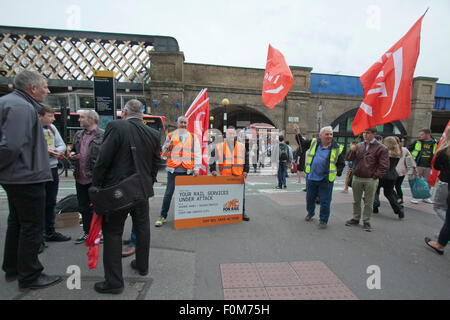 Waterloo-London, UK. 18. August 2015. Mitglieder der Union RMT inszeniert einen Protest vor dem Bahnhof Waterloo während der anstrengenden Vormittag Rush Hour, wie das Department of Transport Bahn Fahrpreise gestiegen dreimal schneller als die Löhne im Vereinigten Königreich Kredit offenbart hat: Amer Ghazzal/Alamy Live-Nachrichten Stockfoto