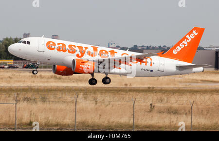 Stuttgart, Deutschland. 4. August 2015. Ein Airbus A319 Flugzeug der britische Low-Cost-Airline EasyJet startet vom Flughafen in Stuttgart, Deutschland, 4. August 2015. EasyJet ist Europas zweitgrößter Billigfluggesellschaft hinter Ryanair. Foto: Christoph Schmidt/Dpa/Alamy Live News Stockfoto