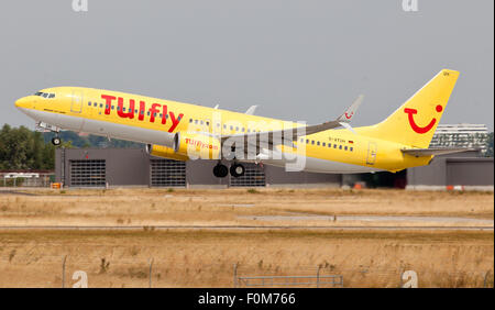 Stuttgart, Deutschland. 4. August 2015. Eine Boeing 737-800 Flugzeuge der Tuifly startet vom Flughafen in Stuttgart, Deutschland, 4. August 2015. Jedes Flugzeug des Unternehmens werden in Zukunft in blau gemalt. Foto: Christoph Schmidt/Dpa/Alamy Live News Stockfoto