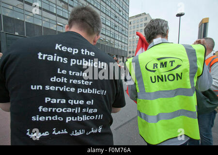 Waterloo-London, UK. 18. August 2015. Mitglieder der Union RMT inszeniert einen Protest vor dem Bahnhof Waterloo während der anstrengenden Vormittag Rush Hour, wie das Department of Transport Bahn Fahrpreise gestiegen dreimal schneller als die Löhne im Vereinigten Königreich Kredit offenbart hat: Amer Ghazzal/Alamy Live-Nachrichten Stockfoto