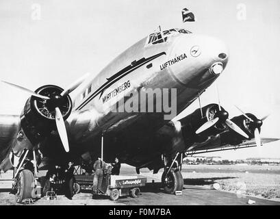 Transport / Transport, Luftfahrt, Flugzeuge, Junkers JU 90 'Württemberg' der Deutschen Lufthansa, Anfang der 40er Jahre, , Zusatzrechte-Abfertigung-nicht vorhanden Stockfoto
