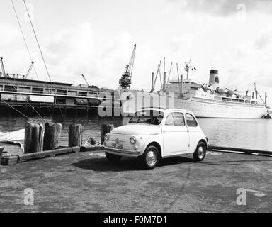Transport / Transport, Auto, Fahrzeugvarianten, Fiat Nuova 500, im Hafen von Auckland, Neuseeland, Ende der 1950er Jahre, Zusatzrechte-Abfertigung-nicht verfügbar Stockfoto
