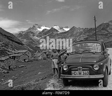 Transport / Transport, Auto,Fahrzeugvarianten, Fiat Nuova 500,in den Bergen, Deutscher Tourist aus Heidelberg,Splügen Pass, Provinz Sondrio,Lombardia, 1961,Passo dello Spluga, Montierungen,Berg,Berge,Alpen,Fahrzeug,Fahrzeuge,PKW,Auto,Auto,PKW,PKW,PKW,PKW,Kleinwagen,Armut,Betteln,Kinder,Kinderwagen,Kinderwagen,Kinderwagen,Rettungsvarianten Stockfoto